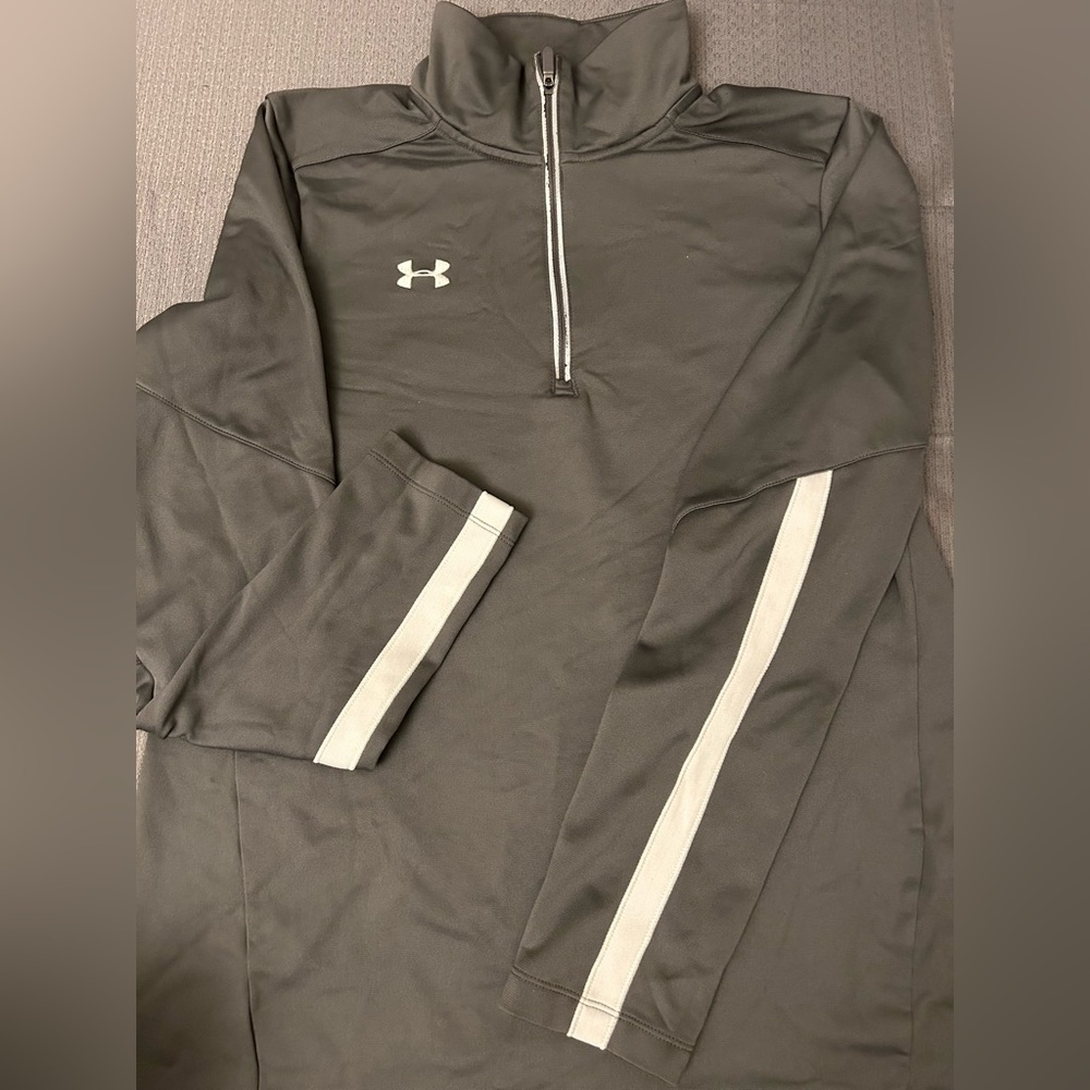Under Armor men’s medium long sleeve 3/4 zip up.